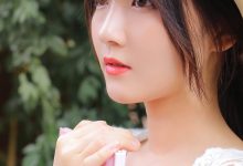 红唇美女萝莉白丝美腿性感户外写真-美图岛