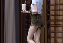 都市丽人听歌的长腿牛仔热裤美女【30P-125MB】-美图岛